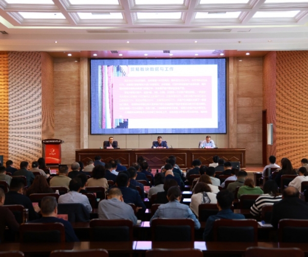 稳扎稳打，，，，，一连开拓奋进；；；； 思绪立异，，，，，力争优质生长