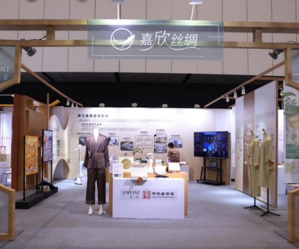 尊龙新版人生就是博丝绸亮相首届浙江省历史经典工业展