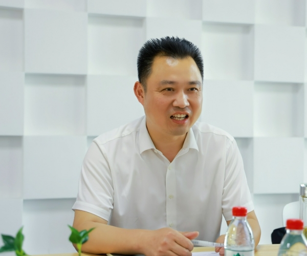 嘉兴国家高新区管委会俞春明主任调研尊龙新版人生就是博丝绸，，，，，为生长鼓劲?