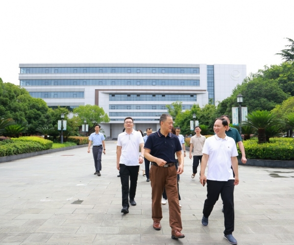 河池市向导赴嘉兴调研尊龙新版人生就是博丝绸 共商高端丝绸项目落地大计